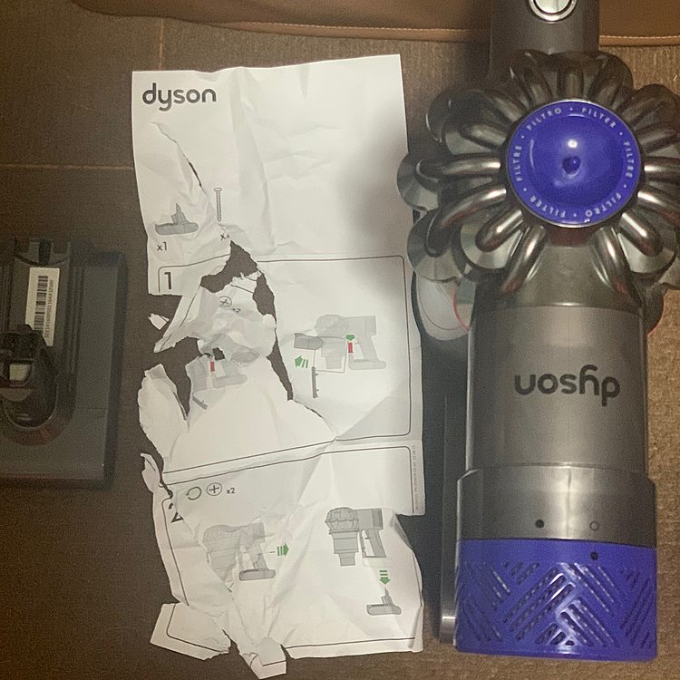お家に帰ると宅急便がきました📦
毎日大量のマー毛を吸ってくれるダイソンさんの充電ができなくなり、ダイソンに電話をしたらバッテリーがなくなっているので、送りますとのこと🔋
きたきた‼️
ドライバーがいるから2階に取りに行くと…
ビリビリ音がする😳
慌てて戻ると、説明書がビリビリに…😭
なんとか勘でできましたが😅