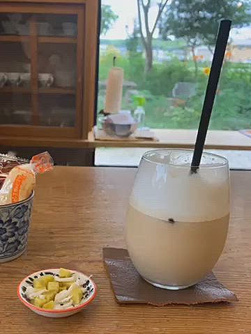 せっかくカフェに行ったので、まったりとお茶をしましたよ😆
珍しくバニララテ❣️

ルルちゃんもいつものようにおやつを頂き大満足です☺️

あ、カフェに置いてあったワンコさん用のサングラスをかけてみました😆

チョイ悪ルルなら出来上がりです🤣

