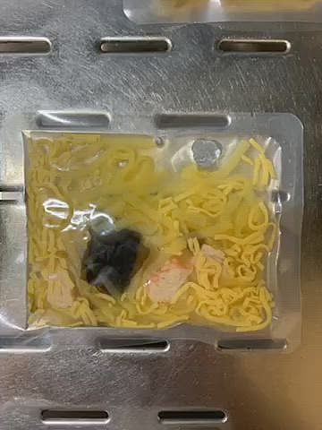 最後は、今日ペットショップでワンコさん用の冷やし中華の試供品頂きました…

夕飯に食べさせてみようと、最近k9と一緒に食べてるカリカリとグリーントライプをトッピング❗️

でも、ルルちゃんワンコさん用のコンニャクで出来た中華麺は食べません😅

そして、今更分かった事、食べる気がない物は
ばら撒くんだという事です🤣

最終的に、麺だけ残してご馳走様になりました😅

試供品まだあるんだけど、どうしたもんか🤔
