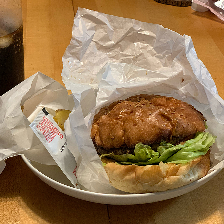 公園近くのハンバーガー屋さん🍔
テイクアウトしてお家でいただきました🥡
お肉がジューシーで美味しかったです🍔
また行こうね、マーチさん💓