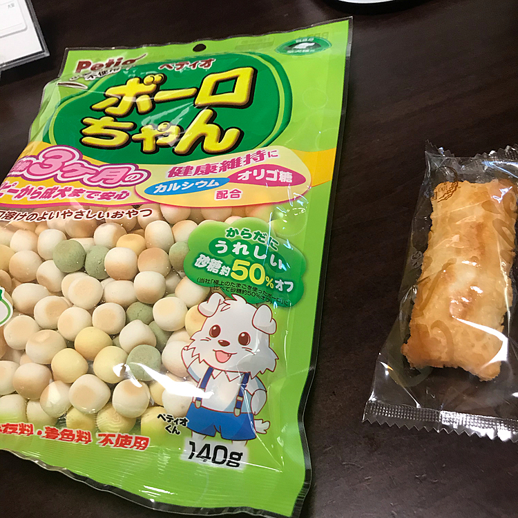 こんにちは😃
メチャ暑いです🥵
エアコンの調子が悪かったんですが、昨夜直って久しぶりに涼しい部屋に軍団達も喜んでいます😊
という事で、母と軍団達のオヤツタイム❣️
変わりばえしないいつものボーロ😆