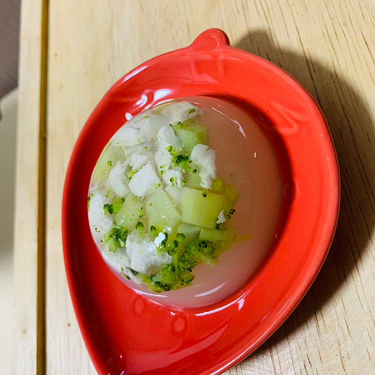 暑いのでささみとブロッコリー🥦とお芋の寒天を作りました😊さて食べてくれるかな？