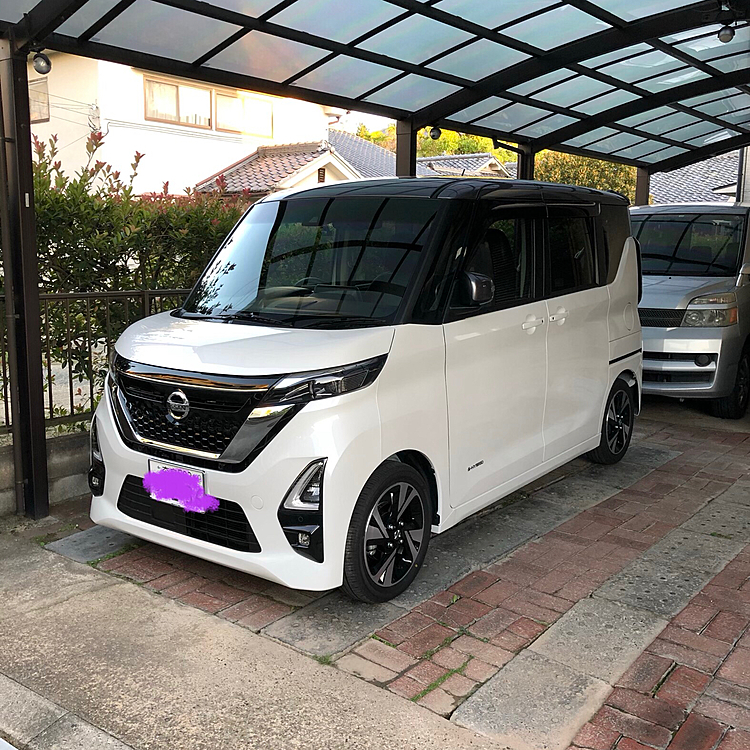 昨日、納車されました✨
軽自動車やけど、大きく見えます👍
サイドブレーキがボタン式なのにビックリしました🤣