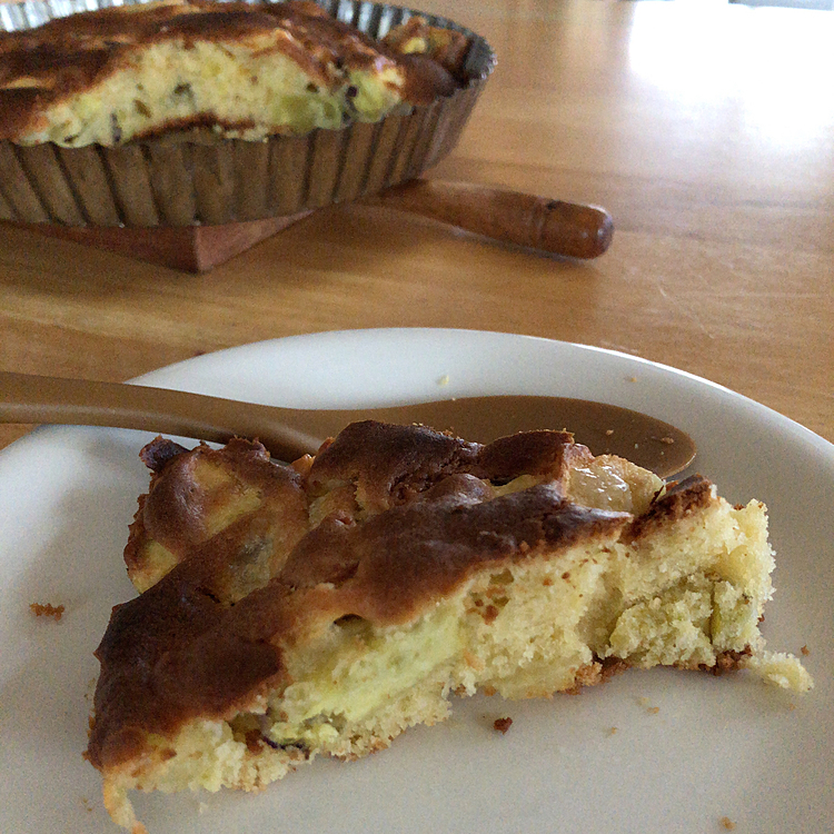 形は少し悪いけど→しかも少し焦がした🤣
リンゴとサツマイモのケーキ作りました🍰
味は、美味しかったです😍
そのお友達によれば、りんごの国では🍎
リンゴをお菓子にする事は滅多にないそーです💦
