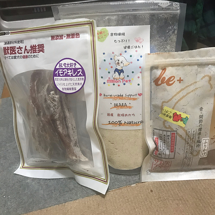 食欲旺盛の近頃のpocoさん😅
散歩も行けなく運動不足で飼い主、共々体重増加が気になります😢ぺットショップで
おからパウダーと関節の健康維持のふりかけ、
いもアキレス🍠を購入。ダイエット頑張りましょう😌
