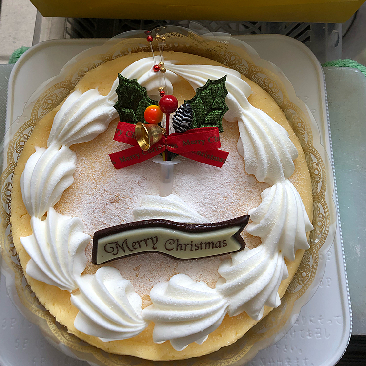 ひと足早いクリスマスケーキ🎂🎄
昨日息子が買って来たので、お昼に頂きました🍴🎂😋