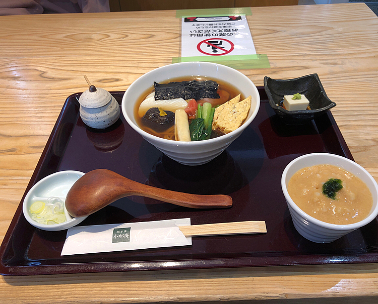 今日の孤独のグルメ（あっ！まろ母一緒でした😅）は小松庵のお蕎麦セットをいただきました😁