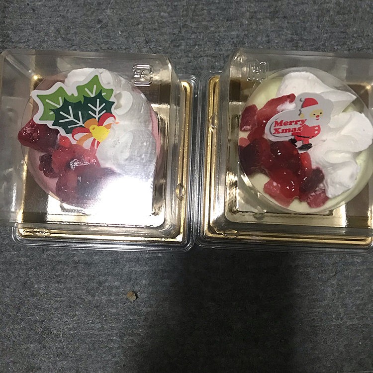昨日ホテルのお迎えの帰りにショップで予約していたクリスマスケーキ🎂引き取りに行きました😌
冷凍ケーキだった為、解凍して今日1/4食べましたよ😋
クリームをお口にいっぱいつけて美味しかったね😆💕