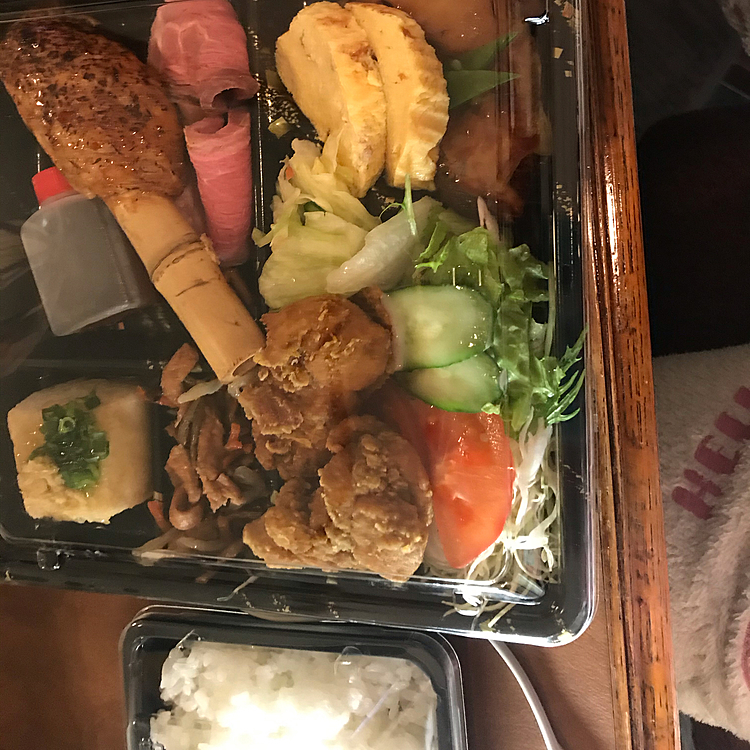 最後は、私のクリスマス🎄の夕食😆
近くの居酒屋さんの食事券いただいたのでお弁当🍱に引き換え。
結構なボリュームで美味しいかったです😊💕