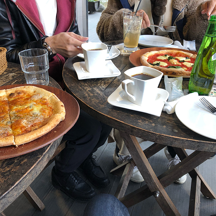 人間が小腹が空いてしまって🍕タイムしました😅