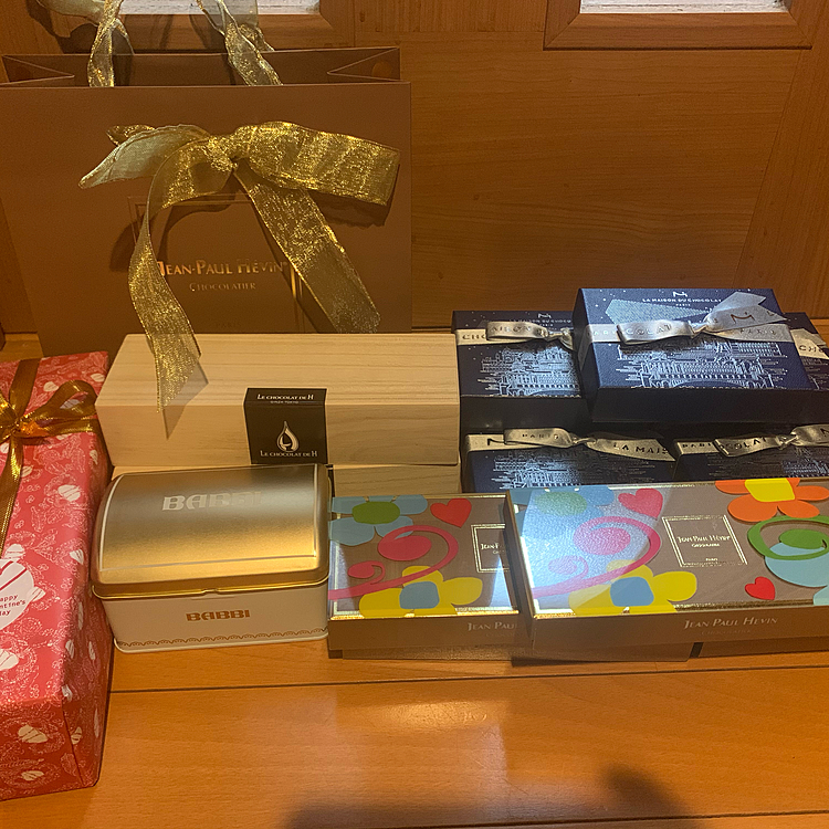 そしてそして💓今年もたーくさん届きました🍫たくさん買ったわぁ💸💸💸
世間では義理チョコ廃止傾向ですが、わたしの職場は義理チョコ真っ盛り😆むしろ義理しかない🤣
半分くらい地方に送るので、明日は早く行って配送手配の内職です💪