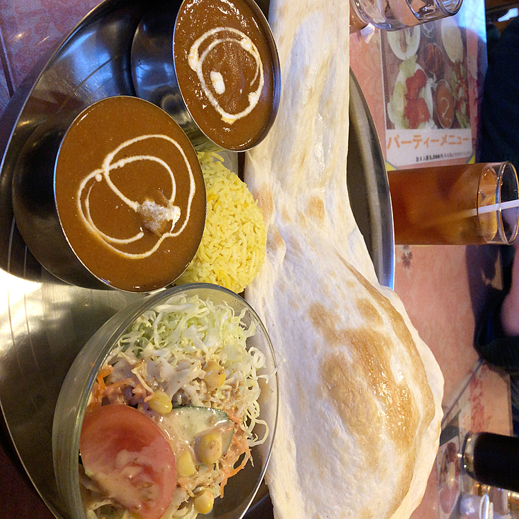 余談ではありますが😊
昨日は、お友達とディナーしてきました。
インドカレー屋さん😊
ナンがバカデカくて驚き⁉️
店員の方もネパール人?ぽい方が。。ナンノオカワリドーデスカー?オミズノオカワリドーデスカー?とサービス精神旺盛でした。