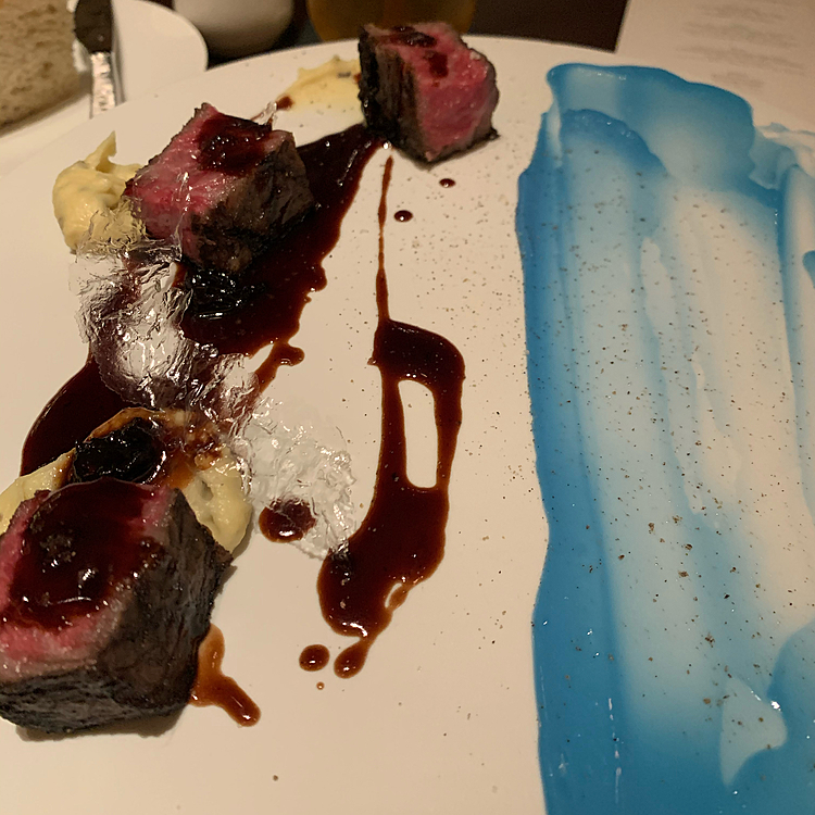 お料理はコースでいただきましたが、どれもアート性が高く、ニューヨークのプライドパレードを表現していて、前菜からデザートまでレインボーカラーになっています🌈
こちらはメインのお肉で青のお皿です☺️