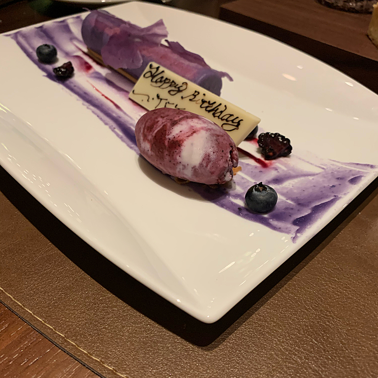 デザートはバースデープレートにしてくれて、こちらはパープルのお皿です🌈
全体的にガツンとくるお味ですが、とても楽しくておいしかったです💓