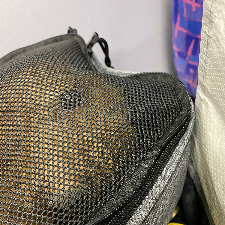 ハッピーは電車を乗り継ぎ1時間ちょっとのお出掛けとなります🚃
1番の課題はキャリーバックに入れるかと言う事💦
蓋をしなければ余裕顔😅
しかし蓋を閉めようとすると足を踏ん張ります😞5分ほど格闘して電車の時間も迫り可哀想だけど少し強引に押し込めました🙏
入ったらもう観念して吠える事も泣く事も無く大人しく1時間の電車移動頑張りました🚃