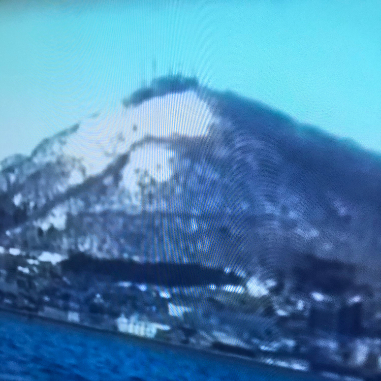 昨日YouTubeをTVで流しっぱなしにしてたらいつのまにか流れてた33年前の函館の映像。
昔はこうだったんだなぁとなんとなく観ていたら函館山になんと❗️ポコちゃんが‼️
わかりますか❓😆