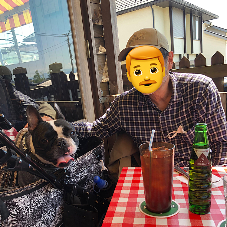 ここは昔よく来たお店で Diner っぽいところです😀
店の奥にテラス席があり、テラス席は🐶OKです😁