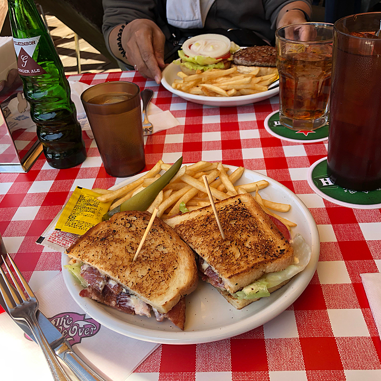 まろ母はバーガー🍔、私はBLTサンドウィッチ🥪をいただきました😁