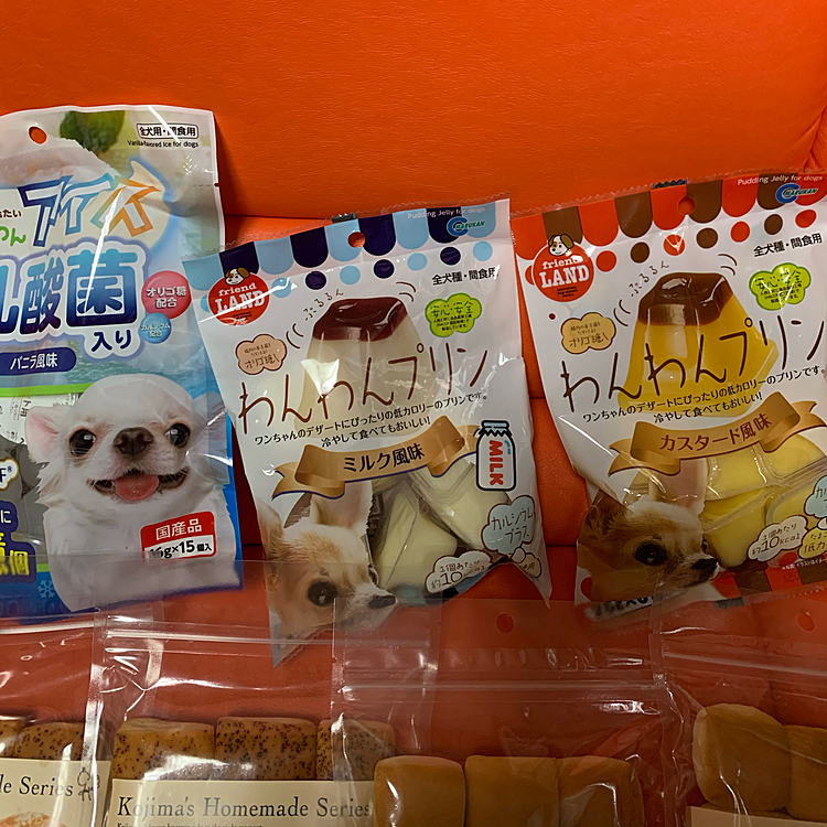 暑くなってくると大活躍のワンコアイス🍨
3つで¥800だったので買ってきました❣️
これで今年の夏はバッチリだね👌
毎日お留守番のお弁当に入れるワンコパンもたくさん買ったよ🍞