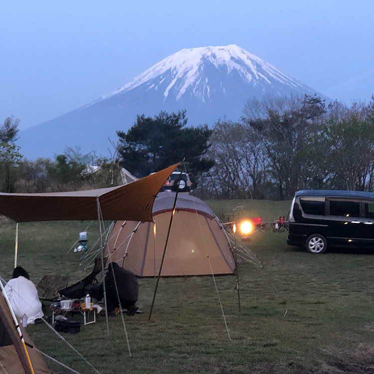 実はこの週末、まろと娘は留守番でまたキャンプに行ってました😅
富士山が綺麗でした❗️
家に帰って荷物を下ろす間、ワサワサして勝手に外に出てクルマに乗り込んでました。
可哀想なのでスーパーへの買い物に連れて行った次第です😌