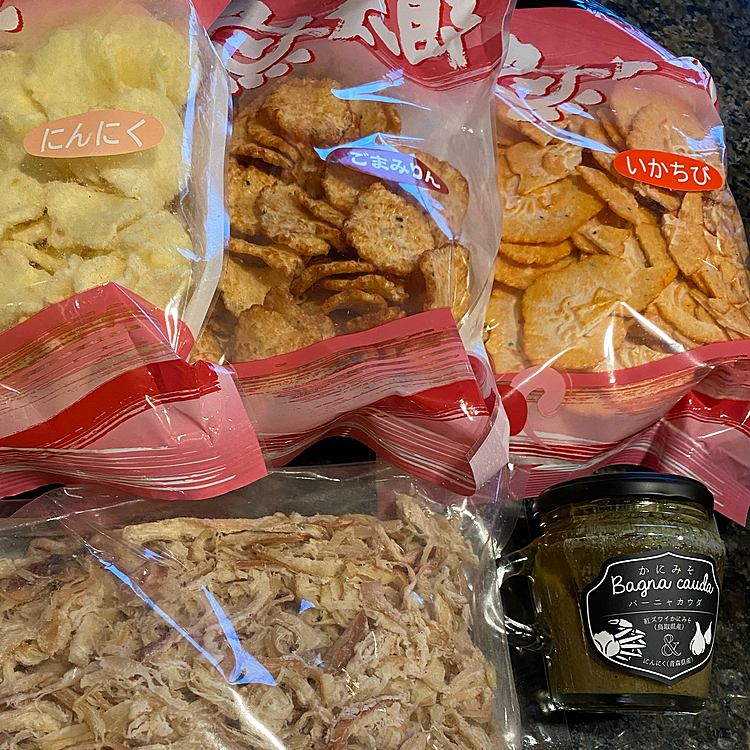 この後まだお出掛け予定だったので買い物はさきいかやカニ味噌のバーニャカウダーやせんべいをチョイスしました😉

12時頃、海戦市場を出る頃には反対車線は大渋滞でした🚗🚙🚗🚙