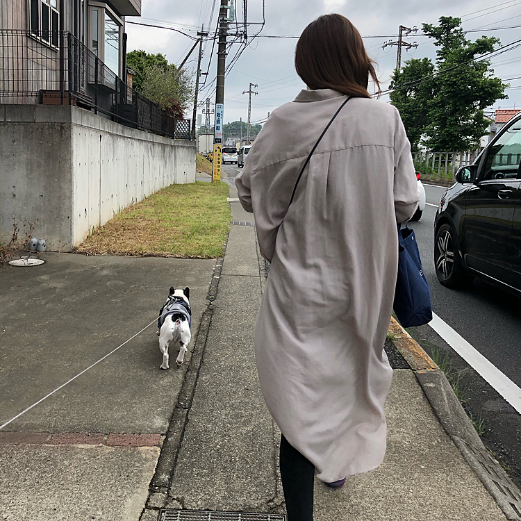 今朝のお散歩は駅に向かう娘と一緒に家を出ました。
何人たりともオレの前は行かせねぇ！とまろは張り切ってます😅