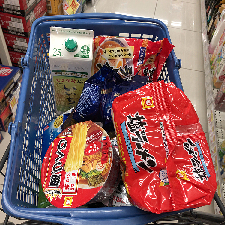 夕方、父に頼まれて買い物へ💦
焼酎だの、コーラだの、アクエリだの、牛乳だの🌀🌀🌀
ちょいちょい？全て重いじゃん😱😱😱
そして、保存食？？ラーメンだけど。。それも頼まれ💦一人で袋いっぱいの買い物💦💦💦
ねー？こんなに頼むんなら一緒に行ってくれー💦とは、言わずにせっせと買いました💦
そんな日曜日でした🤣ふぅ💦💦💦💦