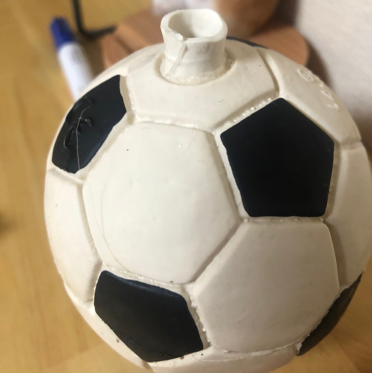 マーチのお気に入りのランコのサッカーボール⚽️一昨日の夜9時頃、新しいのを出したのですが、いつも笛は取ってから渡します。今回ゴムのフタ（ポコっと飛び出しているところに本来はフタが付いてます💧）は取らずに渡しました💧
それを食べちゃいました💦普通なら便で出てくる大きさなのですが、どこかに引っかかっているような咳みたいなのを何回かして、昼間には1度嘔吐もあったとのこと🤮💦
一応お医者さんに行きましたが、この大きさなら出てくるし、食道などに引っかかっていることはありえないから、少し様子を見て大丈夫とのこと☺️