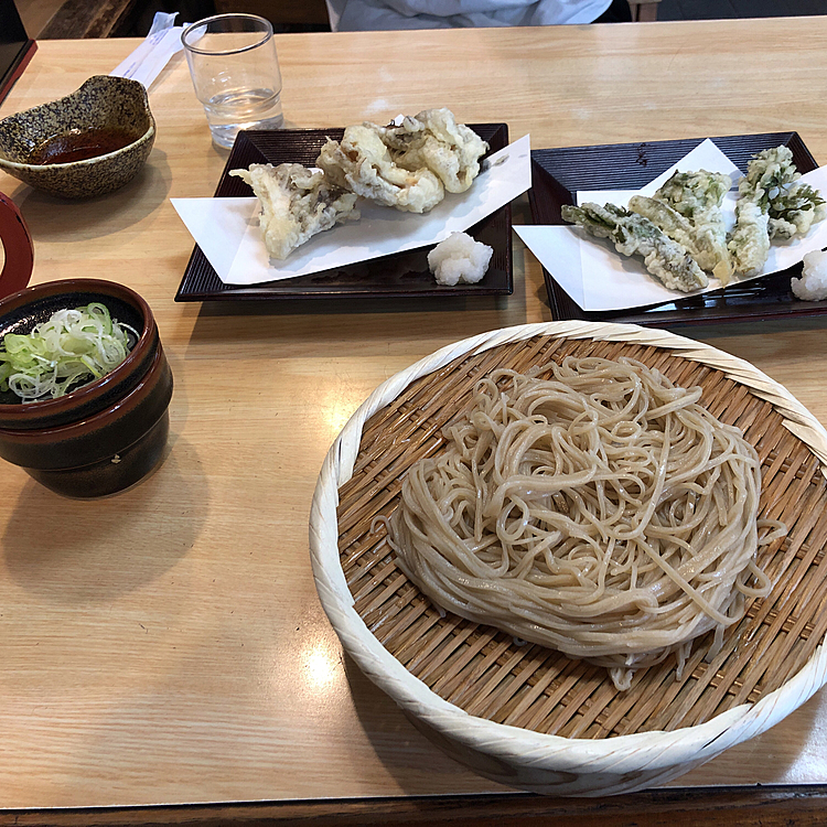 今日は用事があってまろ母と練馬の方に出かけた帰りに深大寺のお蕎麦に寄ってとろろそばと一緒に舞茸、たらの芽の天麩羅を頂きました😀
外の席があったのでお店の方に伺うと、外の席は🐶OKとのことで、今度はまろも連れて来れそうです😁