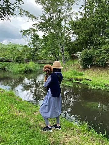 土曜日は富士吉田うどんを食べてから忍野八海へ行きスーパーで買い出しをして早めのチェックインをしました♪
晴れていたけどずっとぶ厚い雲がかかりなかなか富士山を拝めませんでした😢
夕方湖畔をお散歩しながら1時間ほど粘ってようやく少し見れたので満足してヴィラに戻りジャグジーで体をほぐしてゆっくりしていたら何と富士山がくっきり❣️
急いで飛び出したらとても綺麗な夕焼けと富士山が見れてとても感謝しました🥺

その後はウッドデッキでBBQを楽しみました🍖
