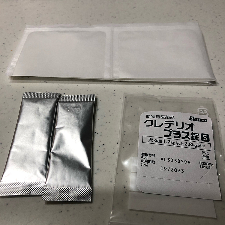 今日は夕方病院へ🏥
いつものお薬と結局またクレデリオ😅
あと歯の相談をしてオーラルガードなるものをサンプルいただきました。ごはんに混ぜたら普通に食べてたのでちょっと検討中です🤔

それからステロイド、先生は10年以上の長期で飲ませた経験がないらしく、週2だと副作用ないとはいえ絶対とは限らないので免疫をあげるお薬に変更するって方法もあるとお話してました。
ですが、色々話してとりあえずはステロイドのままで週2から3日置きにするだけでも少しはお薬を減らせるからという事でそのまま暫くはステロイド継続です。