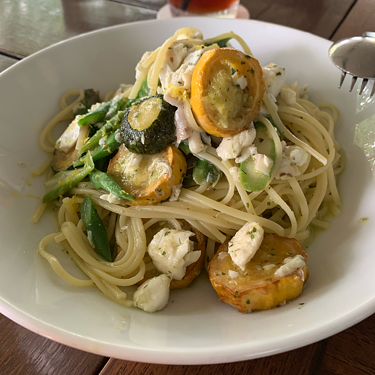 鯛と夏野菜のパスタ🍝
どちらもサッパリしてとてもおいしかったです👍パスタはお家でも作ってみようかな☺️
マーチもおりこうさんにしていて、カミナリも落ちませんでした⚡️😂
さてさて、明日からまたまた残業💦今日は今週のご飯の買い出しと、煮たり焼いたり色々しとかないと😅💦
マーチさん、わたし頑張ります💪