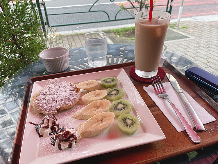 
わたしはホットクというものと、
アイスミルクティー☕💭💕

甘党にとっては至福のひとときです。

こんなお店近所につくられたら
たまったもんじゃありません💦笑

散歩帰り通っちゃいます🤣💦

