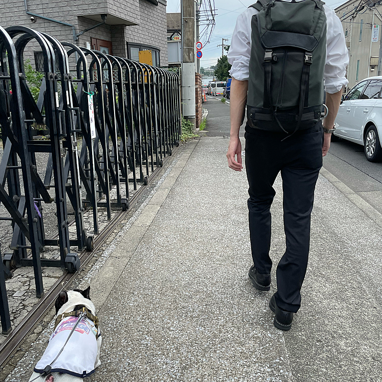 今朝は駅に向かう次男と一緒に家を出ました😀