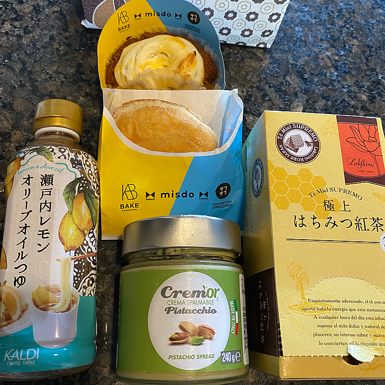 最近の購入品♪

カルディ瀬戸内レモンオリーブオイルつゆ🍋
麺だけだと物足りないと思い豚肉とニラを炒めたのをプラスしたらとても爽やかで美味しかったです😋

成城石井
ピスタチオブレッド🍞
食パンに塗るだけで美味しい菓子パンにグレードアップ⤴️
忙しい朝にオススメですが甘党さん向けです☺️

北野エース
はちみつ紅茶🍯
超甘党の私でも甘いと感じるほど😅
昔懐かしい黄金糖の味💡
少し飲んでから氷を入れてアイスティーにしましたが、普段ガムシロ入れますが無くても甘いので便利かも👍

・・・🐶と関係無いネタ多数💧