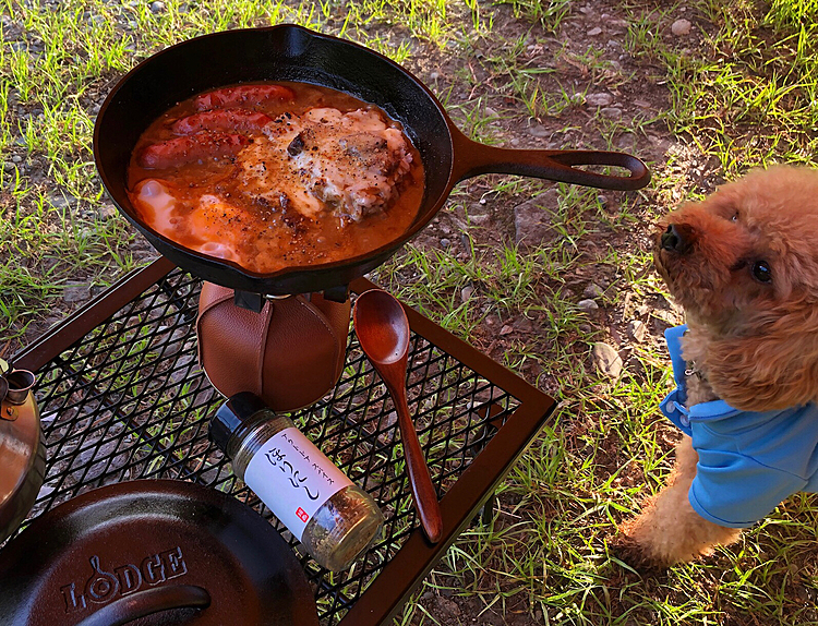 続いて、飼主の高カロリー朝食✌️

昨日の残りご飯にレトルトカレー+ソーセージ＋卵
さらに大量のチーズ！炙り後にお気に入りのスパイス投入でサイコー‼️