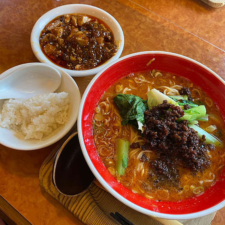 以前住んでいた時に良く行っていた坦々麺と陳建一さん直伝の麻婆豆腐が有名なお店です🍜
ランチは坦々麺を頼むとご飯はお櫃できて、麻婆豆腐は食べ放題です😋
