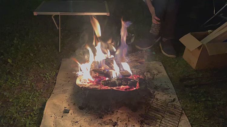 夜になるとやはり焚き火です😁