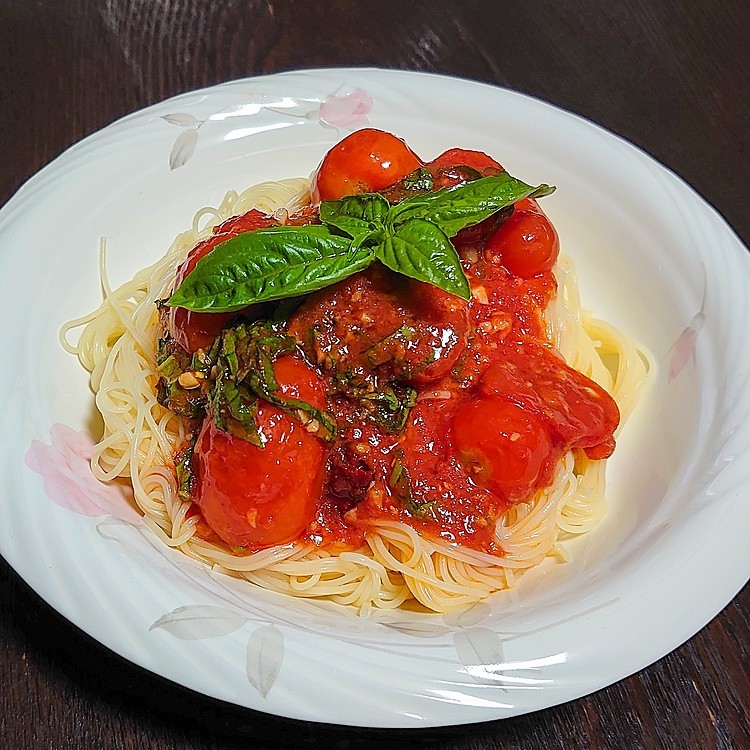 〆は　トマト🍅とバジルの冷製パスタ😍
　お母ちゃんは　アメに出会えて　美味しいご飯作ってもらえて　幸せだな〜😂　な１日でした🎶
