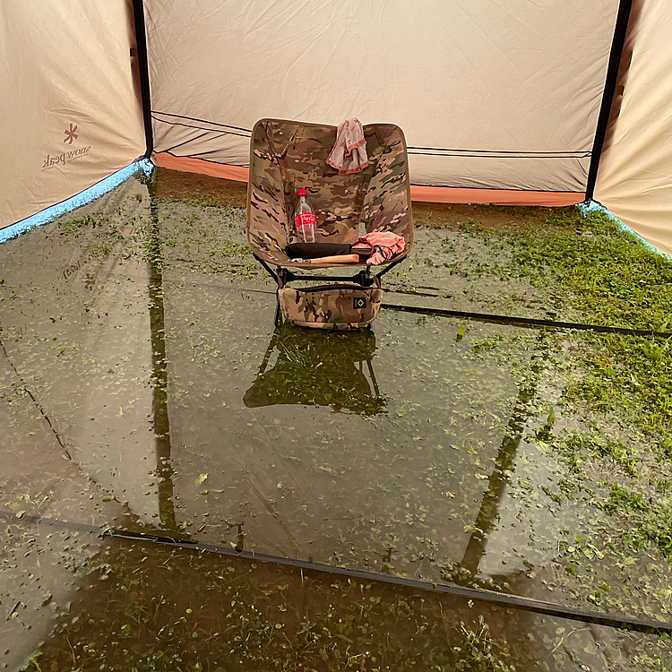 ところが未明から風雨が激しくなり朝8時頃には地面が水溜りに😱
まろはお留守番で良かったです😅