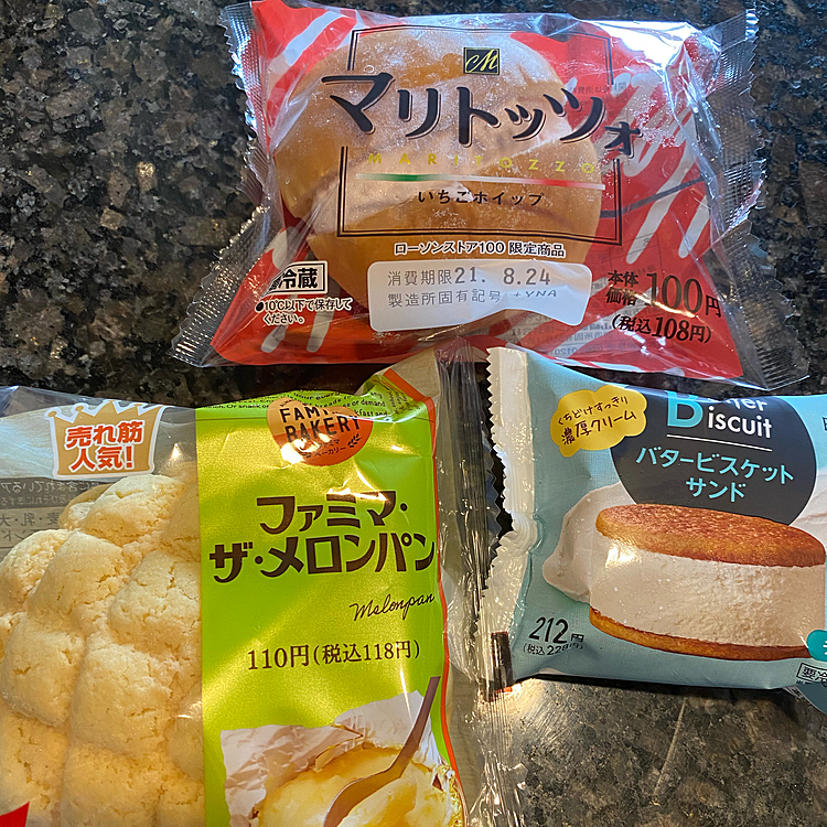 帰り道ファミマに寄って昨日やっていたジョブチューンで紹介されていたメロンパンとバタービスケットサンドを朝食用に買いました🍈🥐
マリトッツォは昨日ローソン100ストアで♪