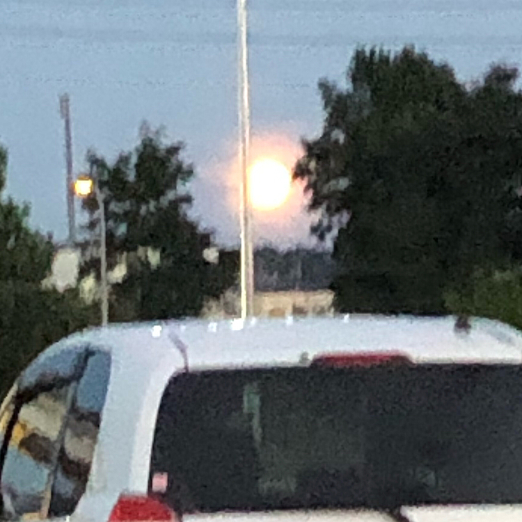 今日夕散歩行ったらお月さま🌕が大きく綺麗だったので写真撮ったんですが写真だと微妙💦💦
ズームして画質粗くなったしね😅