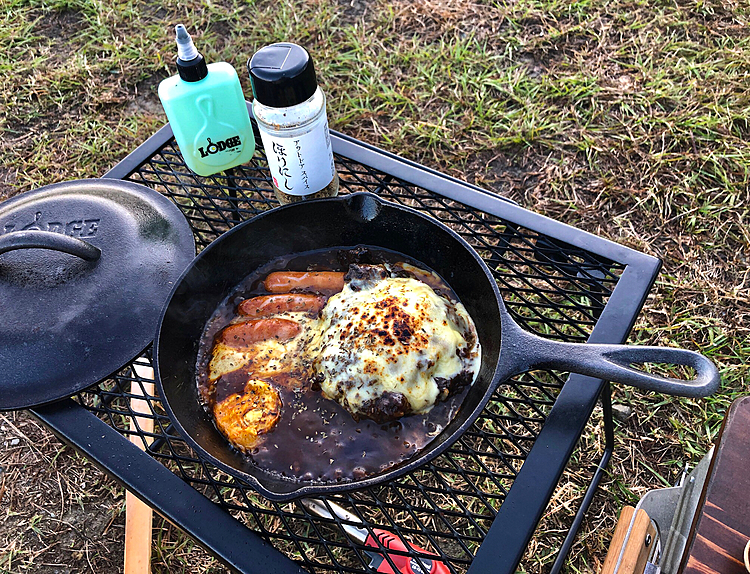 飼主の朝食。余ってたご飯とレトルト黒カレー。
ソーセージ、卵、チーズ追加の焼きカレー。
朝から高カロリー、サイコー！