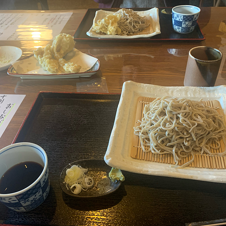 帰りに十割蕎麦のお店でお蕎麦を食べました‼️このお蕎麦がまた絶品ですごく美味しかった〜❣️
母もたくさん歩いて、たくさん食べて、夜はすき焼きをご馳走になって帰ってきました😊
親孝行した土曜日です✌️