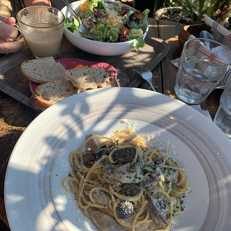 公園内のMr.FARMERでおサレヘルシーランチ🍝🥗
おいしかったです😋
