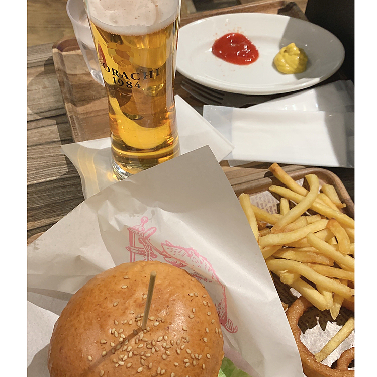 今日は法事があり、その帰りの黙食です。
ケンパイ。

よくわかんないけどランチビールセットなのに¥2,500しました。
ジュウ号はなんとかセットとか選ぶの苦手です。チョイスできるサンドウィッチとか、カスタマイズするコーヒーとか、お蕎麦屋さんの食券とか…食券では蕎麦２つになっちゃったことあったりするので緊張します。
簡単なお茶が出る機械すらコップを違う場所に置いて、ただ流してしまうことやります💧