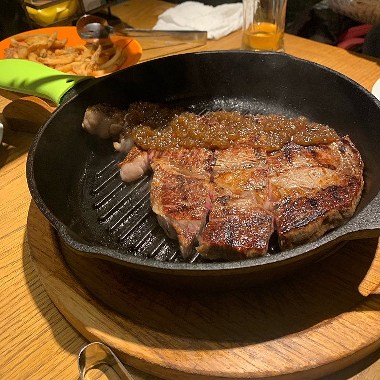 リブロースステーキ🥩めっちゃ柔らかくて美味しかったです😋ソースも絶品でしたよ👍
ディナーは初めてでしたが、すごくよかったです☺️