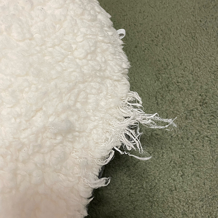 お昼寝から起きてベットの中のクッションを出して咥えて振り回して遊んでいました💦
買ってきたその日に中のクッションが残念なことに…🥲
誰がやったの？と聞くと顔をそむけて目を合わせません💦悪い事したなぁとは思っているみたいです😅