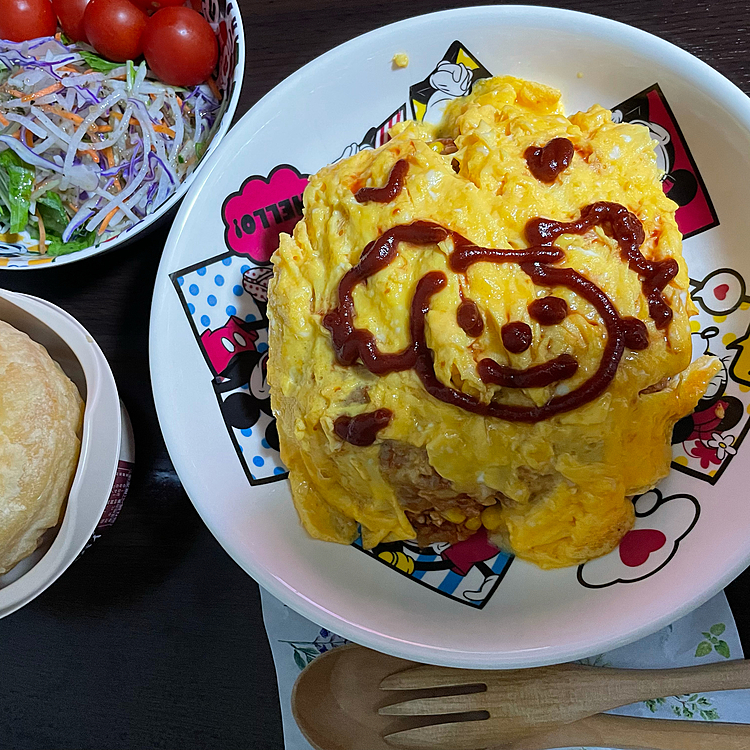 るんるんさんの投稿を昼休みに観てからずっとオムライスが食べたくなったので久しぶりに作ったらちょっと失敗💦卵がボロボロ🥲
ケチャップでハピさん描いて自己満足👍