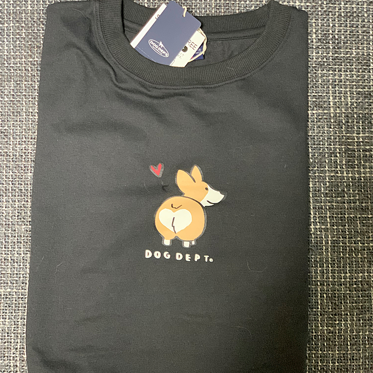 このコーギーちゃんTシャツ、人間用が昨年秋に出て、わたしの今年の夏用にゲットしていたのです😁お揃い💕💕一緒に着ることはないけどね😅
マーチの胴回りだとコーギーのSサイズだったのですが、ピチピチだとイヤかなぁと思ってひとつ大きめのMにしたのです💦そしたらやはり大きくて、走ったりすると手が抜けることがあって返って危ない💧しまった💧やはりSだった💧